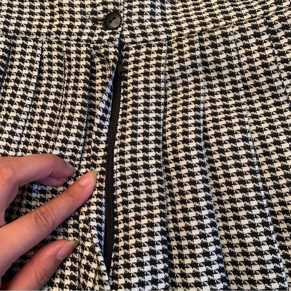 🌟 Vintage Elegance: Kips Bay A-Line Pleated Skirt in Black and White  🌟 - Picture 9 of 11